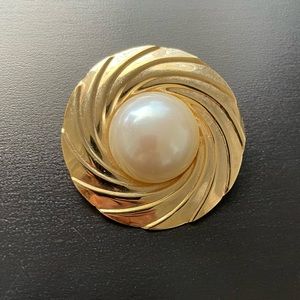 Vintage Faux Pearl and Gold Tone Brooch

Approx 4 cm in diameter